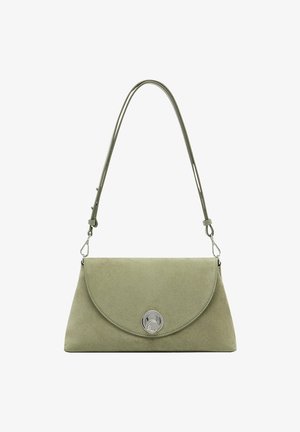 Bolso de ante verde con tapa redondeada, hardware plateado y una sola correa ajustable. Textura suave y diseño minimalista.