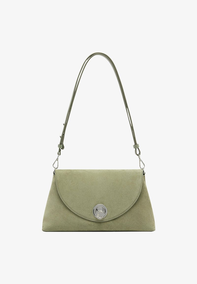 Zielona torebka z zamszu z zaokrąglonym klapkiem, srebrnymi elementami wykończenia i jedną regulowaną rączką. Gładka tekstura i minimalistyczny design.