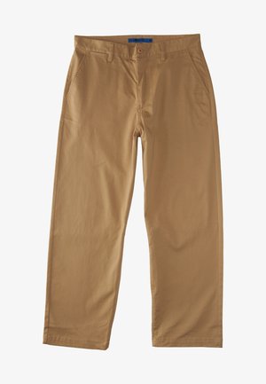 Chinos de algodón beige con un diseño de pierna recta, que cuentan con dos bolsillos frontales, un bolsillo trasero y un cierre de botón. Textura suave.