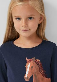 Marineblaues Langarmshirt mit einem Pferde-Graphic und einem mit Pailletten besetzten Mähne. Weicher Stoff mit rundem Ausschnitt und ohne sichtbare Muster.