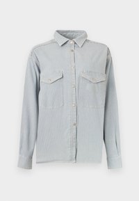 Camisa de manga larga a rayas verticales en azul claro y blanco, con cuello, cierre frontal de botones y dos bolsillos en el pecho con solapas y botones.