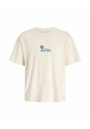 Kremfarvet kortærmet t-shirt med en lille smilende sol og blå tekst med teksten "Have a NICE DAY" centreret på brystet.