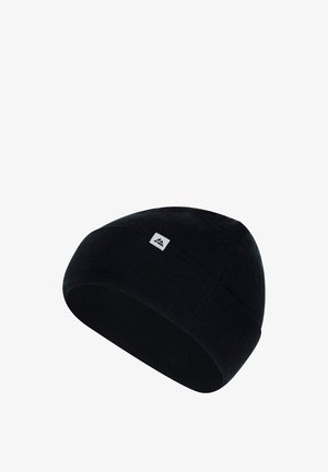 Schwarze Strickmütze mit einem kleinen rechteckigen weißen Logo-Patch auf der Vorderseite, präsentiert vor einem weißen Hintergrund.