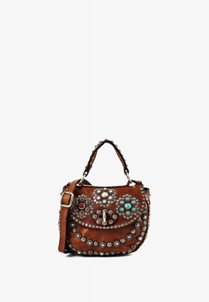 Bolso de mano de cuero marrón con tachuelas plateadas y piedras decorativas turquesas, rojas y blancas, con asa superior y correa de hombro ajustable.