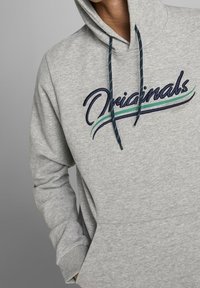Jack & Jones Felpa con cappuccio - light grey