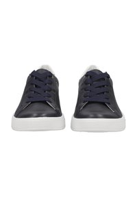 Sneaker in pelle blu navy con suole in gomma bianca. Caratteristiche includono lacci rotondi e pannelli laterali testurizzati per un ulteriore dettaglio.