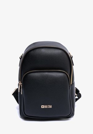 Czarna skórzana plecak o teksturowanym wykończeniu, złote akcenty, podwójne zamki błyskawiczne i logo na przedniej kieszeni. Kompaktowy design.