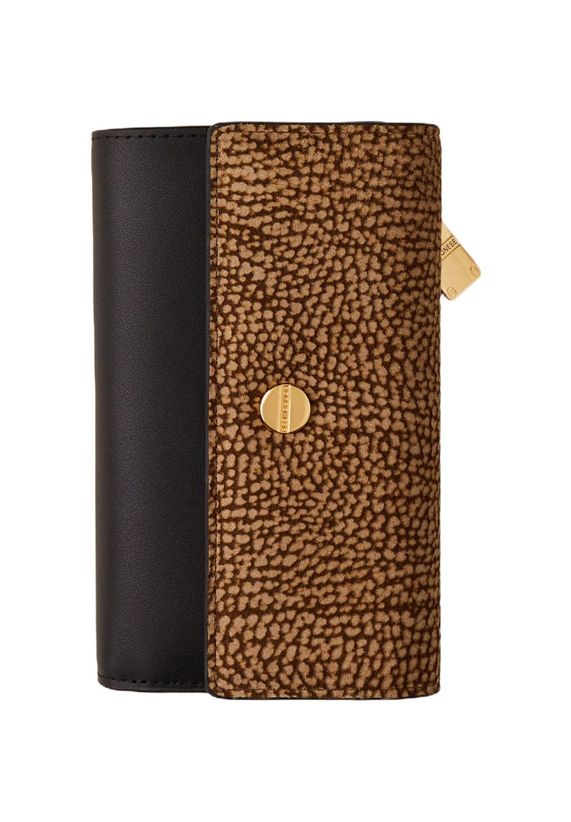 Pochette marron texturée avec un bouton doré sur un portefeuille en cuir noir, montrant partiellement une carte de crédit sur fond blanc.