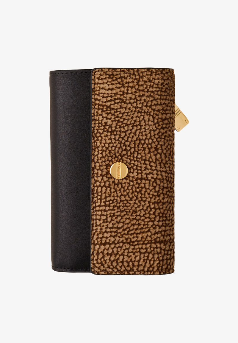 Pochette marron texturée avec un bouton doré sur un portefeuille en cuir noir, montrant partiellement une carte de crédit sur fond blanc.