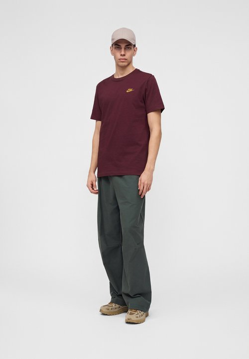 Nike CLUB TEE - Camiseta básica - burgundy crush/metallic gold-coloured — photo 2