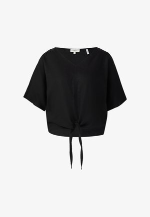 Melna īsa krekls, kas izgatavots no viegla auduma, ar V veida kaklu, platām piedurknēm un priekša ar saišu detaļu, kas nodrošina regulējamu piegulumu.