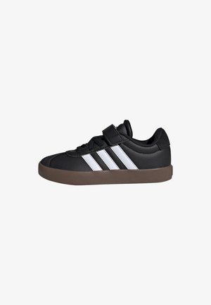 Czarne buty sportowe z syntetyczną cholewką, z trzema białymi paskami, rzepem i brązową gumową podeszwą.