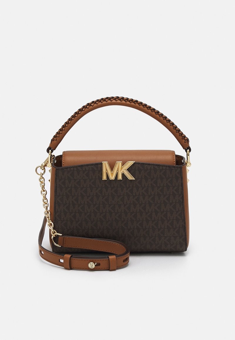 Sac à main de créateur marron et à motif sombre avec logo MK doré, poignée supérieure tressée et bandoulière amovible avec accent chaîne dorée.