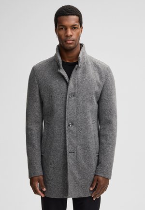 Cappotto grigio in misto lana con colletto alto, due bottoni e un motivo a spina di pesce testurizzato. Vestibilità sartoriale con tasche laterali.