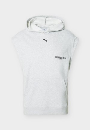 Jasnoszara bezrękawnik z kapturem z przednią kieszenią, logo Puma na piersi oraz napis "PUMA CREW 48" w czerni po prawej stronie.