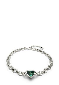 Pulsera de cadena de plata con eslabones ovalados interconectados y una piedra preciosa verde triangular central engastada en un bisel de metal pulido.