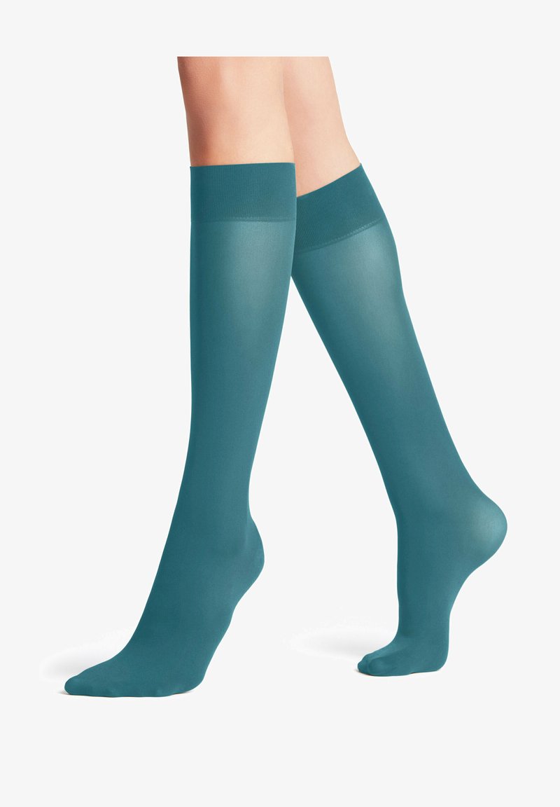 Türkisblaue kniehohe Socken aus einem glatten, halbtransparenten Material. Sie zeichnen sich durch eine einfarbige Gestaltung, ein komfortables Band oben und eine nahtlose Zehenpartie aus.