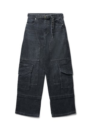 Pantalons cargo en denim noir avec taille haute, plusieurs grandes poches et une ceinture avec des clous métalliques. Le design est évasé avec des coutures renforcées.
