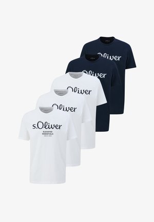 Fem s.Oliver t-shirts med korte ærmer og rund hals, tre hvide med sort logotekst og to mørkeblå med hvid logotekst, arrangeret i en trappetrinsrække.