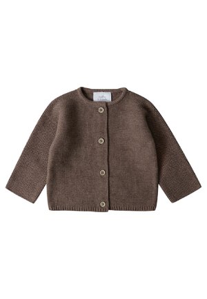 Cardigan bébé marron tricoté à manches longues, col rond et quatre boutons à l’avant, présenté sur fond blanc.