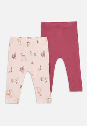 Deux paires de leggings pour enfants : l'une en rose clair avec des motifs animaliers et floraux, l'autre en bordeaux uni avec une texture côtelée.