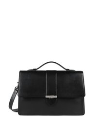 Sac à main en cuir noir avec une forme structurée, fermeture à rabat et quincaillerie en argent. Comprend une poignée supérieure et une bandoulière amovible.