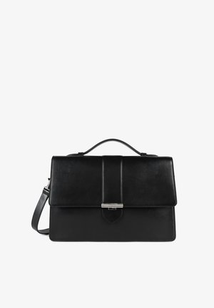 Sac à main en cuir noir avec une forme structurée, fermeture à rabat et quincaillerie en argent. Comprend une poignée supérieure et une bandoulière amovible.