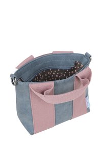 Piccola borsa a mano in tessuto blu e rosa con una finitura testurizzata. L'interno presenta un tessuto scuro con pois rosa. Include due manici.