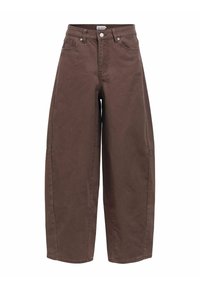 Pantalon marron à taille haute et jambes larges, avec bouton et fermeture éclair à l'avant, poches avant et passants pour ceinture, présenté sur un fond blanc uni.