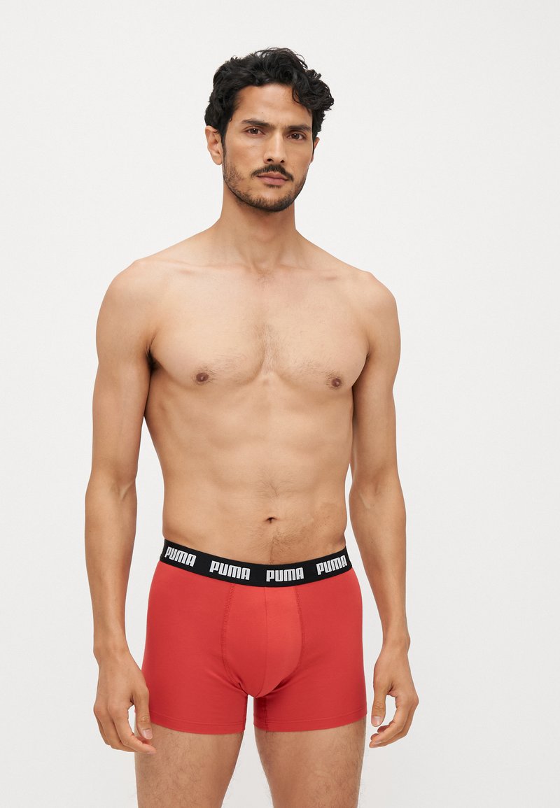 Piros boxer alsónemű fekete gumírozással, amelyen a Puma logo látható. Puha, rugalmas anyag, amely a testhez simul.