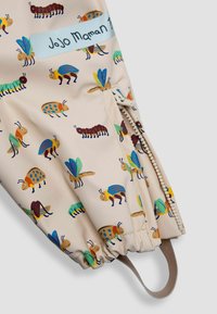 Kinderjack met een beige stof met kleurrijke insectpatronen, een elastische manchet en een ritsdetail voor sluiting.