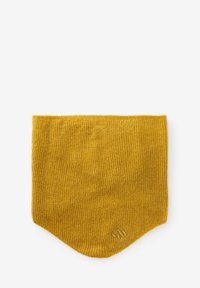 Geribbelde mosterdgele nekwarmer met een zachte textuur en een schuin afgeknipte onderrand, met een subtiele geborduurde logo in de hoek.