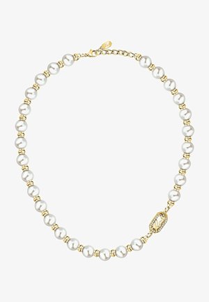 Collier de perles avec des perles blanches espacées uniformément et des petits anneaux en or, avec un fermoir en or et un pendentif décoratif orné de cristaux incrustés.