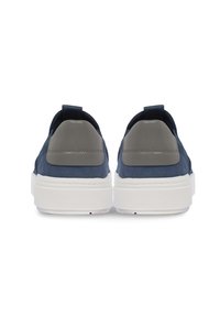 Zapatillas de ante azul marino con un talón gris texturizado, suela blanca y tiradores en la parte posterior para ponerlas fácilmente. Diseño minimalista.