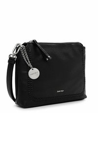 Borsa a tracolla nera in pelle con dettagli intrecciati, hardware in argento e un'etichetta rotonda. Presenta una chiusura con zip e una tracolla regolabile.