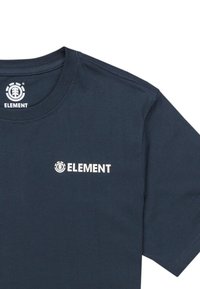 Námornícka modrá bavlnená tričko s okrúhlym výstrihom a krátkymi rukávmi. Na prednej strane sa nachádza biele logo a emblém "ELEMENT". Hladká textúra.