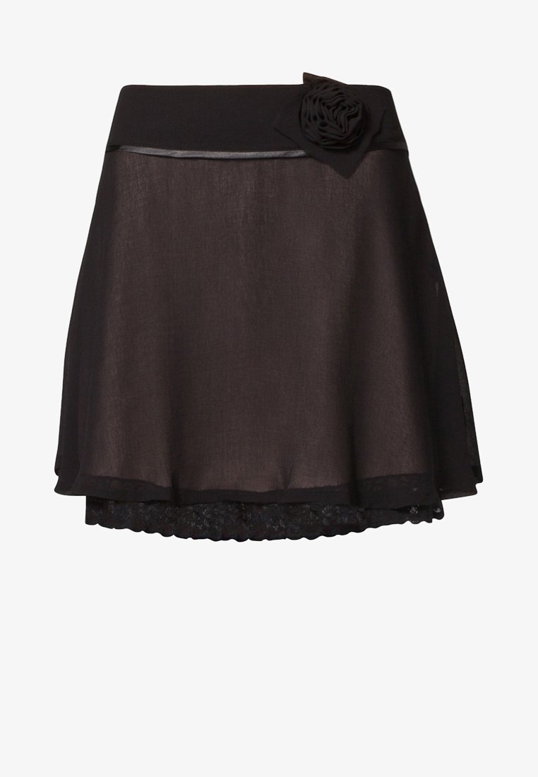 Jupe noire longueur genou avec superposition transparente, large ceinture et détail de fleur en tissu sur le côté gauche près de la taille.