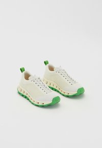 Unselected, white/green