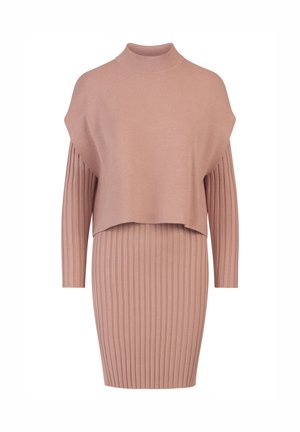 Set di vestito lavorato a maglia in un delicato rosa pallido. Presenta un top corto con maniche ampie e una gonna a coste aderente, creando un effetto a strati.