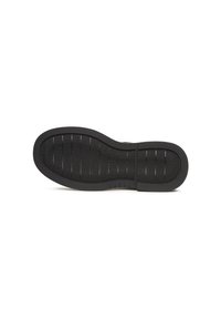 Talpa de pantof din cauciuc negru cu caneluri orizontale și suprafață texturată pentru aderență. Design cu vârf rotund și o ușoară curbură la margini.