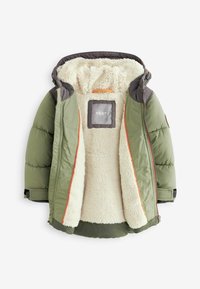 Chaqueta acolchada verde con forro de forro polar, capucha desmontable, detalles en naranja y ribete gris. Cuenta con una cremallera frontal y bolsillos laterales.
