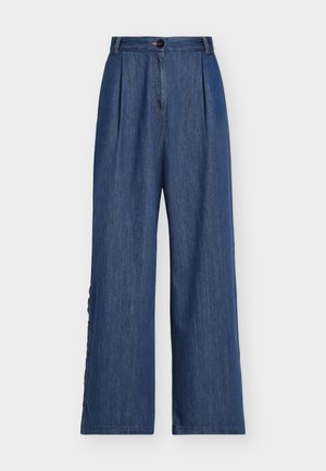 High-Waist Jeans mit weitem Bein, Knopfverschluss und seitlichen Knöpfen entlang der äußeren Hosenbeine in blauer Waschung.