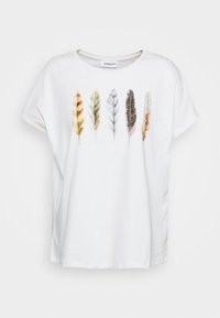 T-shirt blanc à manches courtes avec cinq plumes multicolores détaillées imprimées sur la poitrine.