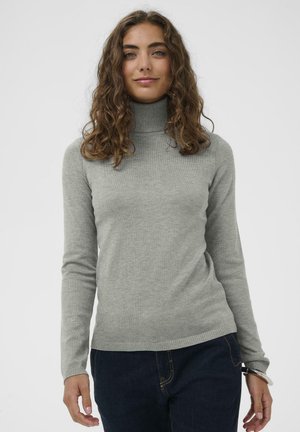 Hellgrauer Rollkragenpullover mit langen Ärmeln, geripptem Ausschnitt und Bündchen; figurbetontes Design mit weichem Material, kombiniert mit dunklen Jeans.