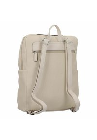 Zaino in tessuto beige con spallacci regolabili, manico superiore, tasca frontale con cerniera e tasca laterale. Superficie testurizzata, design minimalista.