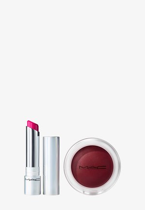 Rossetto in tubo metallico argento con punta rosa brillante, accanto a una confezione rotonda con blush cremoso rosso scuro, entrambi etichettati MAC.