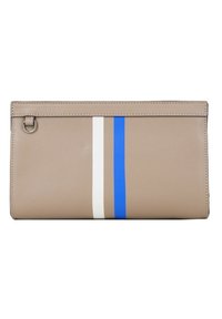 Beige läderclutch med en slät yta, prydd med två vertikala ränder: vit och blå. Inkluderar en metallring som accent vid sidan.