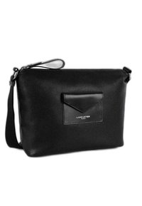 Borsa a spalla nera in pelle con finitura texture, chiusura con zip, tracolla regolabile e tasca frontale con pattina. Nome del marchio visibile sul fronte.