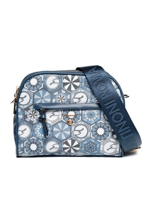Borsa a tracolla blu con motivi geometrici e loghi, tasca frontale con zip e tracolla larga regolabile con testo.