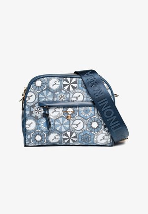 Blaue Crossbody-Tasche mit geometrischen und Logo-Designs, vordere Reißverschlusstasche und breitem, verstellbarem Träger mit Text.